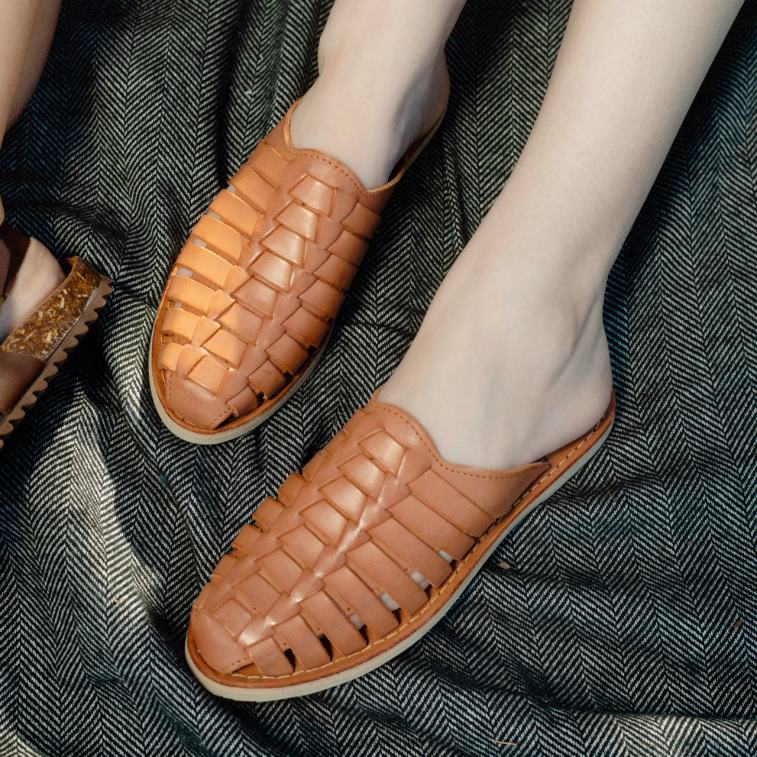 BEARPAW נשים זלדה XB6J360 סנדלים מטען