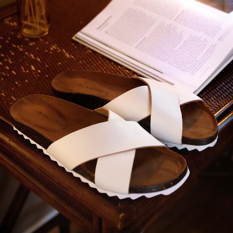 BEARPAW נשים מרגריטה XB6J448 סנדלים לבן